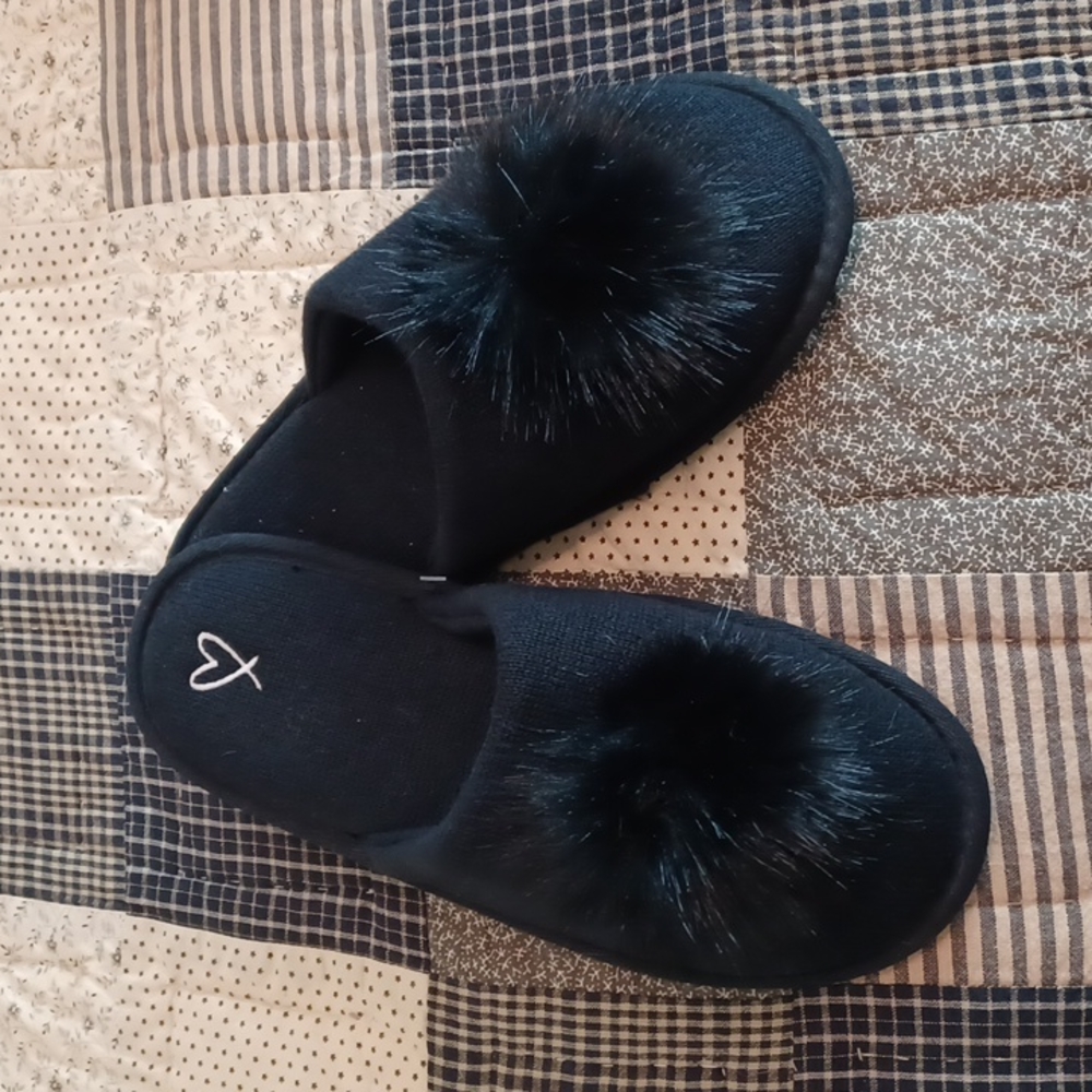 VS Slippers ❤️ NWT